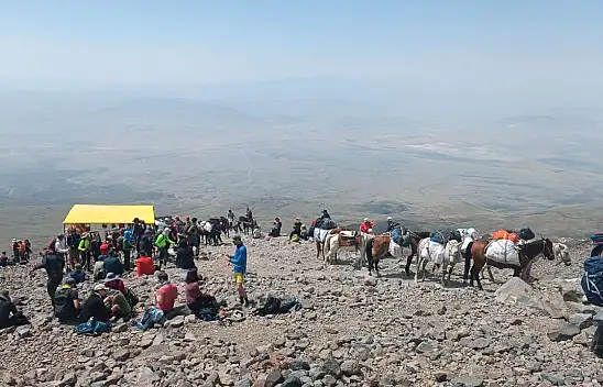 Ağrı Dağı panayır alanına döndü, kamp merkezleri caddeyi andırıyor