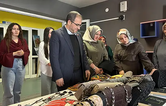 Ağrı'daki kız öğrenci yurtlarında el emeği ürünler sergilendi