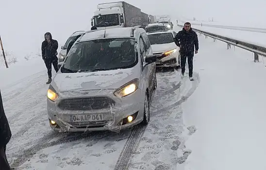 Ağrı-Erzurum Karayolunda ulaşım güçlükle sağlanıyor
