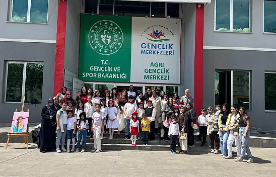Ağrı Gençlik Merkezi'nde genç sanatçılardan yıl sonu sergisi