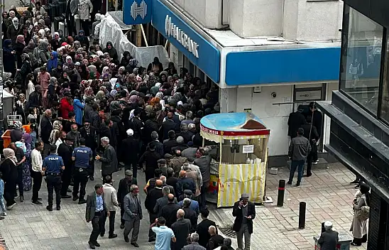 Ağrı Halk Bankası önünde yardım kuyruğu! Polis devreye girdi