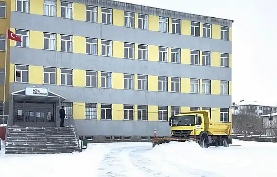 Ağrı İl Özel İdare ekiplerinden okul bahçelerinde kar temizliği