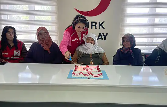 Kızılay Ağrı, anneleri ağırladı çiçekler takdim edildi gönüller ısındı