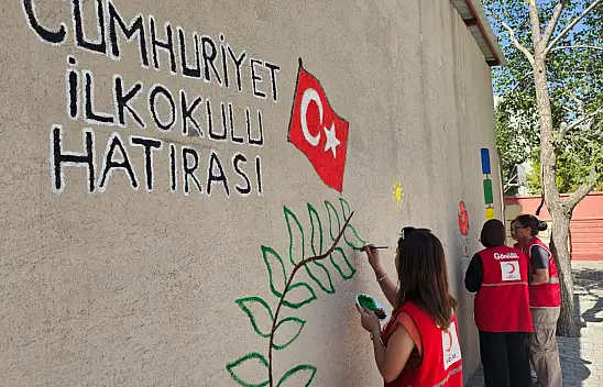 Ağrı Kızılay gönüllülerinden Cumhuriyet İlkokulu'na rengârenk dokunuş