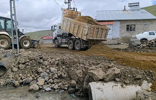 Ağrı köy yollarında mesai hız kesmeden devam ediyor