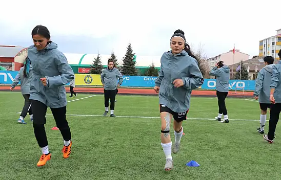 Ağrı'nın altın kızları futbolla hayallerine koşuyor