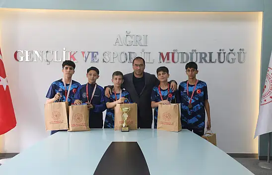 Ağrı'nın badmintoncuları Türkiye üçüncülüğüyle döndü