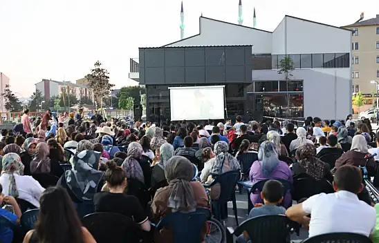 Ağrı Şakîro Kent Meydanı açık hava sinemasıyla renklendi