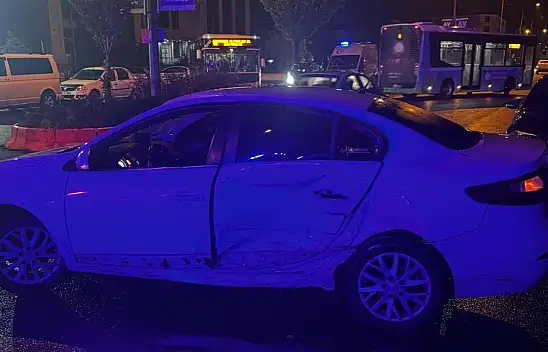 Ağrı şehir merkezinde 3 araç birbirine girdi, sürücü araçta sıkıştı