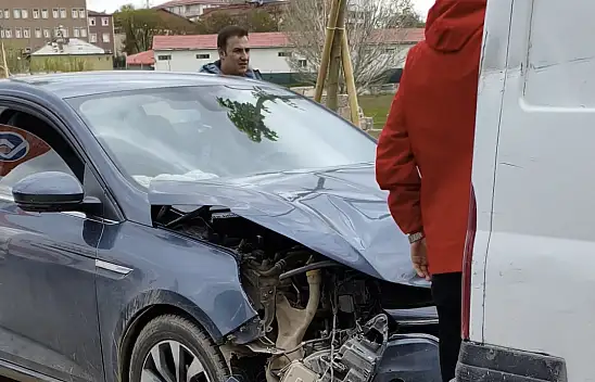 Ağrı şehir merkezinde korkutan kaza