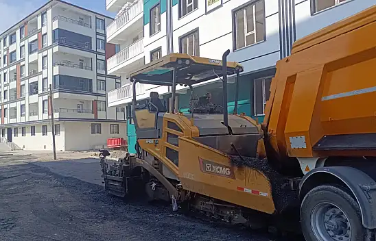 Ağrı sokakları asfalt çalışmalarıyla daha konforlu hale getiriliyor