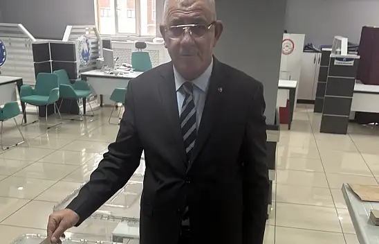 Ağrı Ticaret ve Sanayi Odası'nda başkanlık seçimi başladı! İlk oyu Mehmet Erat kullandı