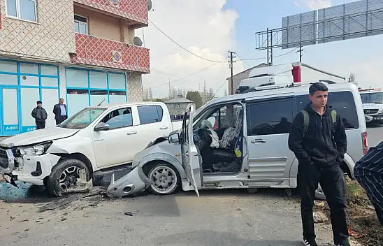 Ağrı-Van karayolunda kaza: trafik kilometrelerce uzadı