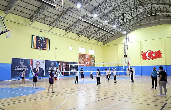 Ağrı ve Van'ın kız voleybol takımları şampiyonada karşılaştı