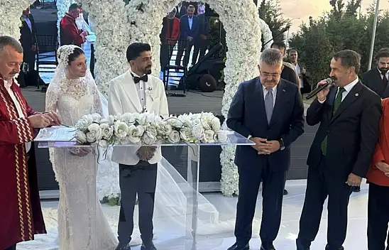 Ağrılı başkanın oğlunun düğününde nikâh cüzdanını Ağrılı vekil verdi