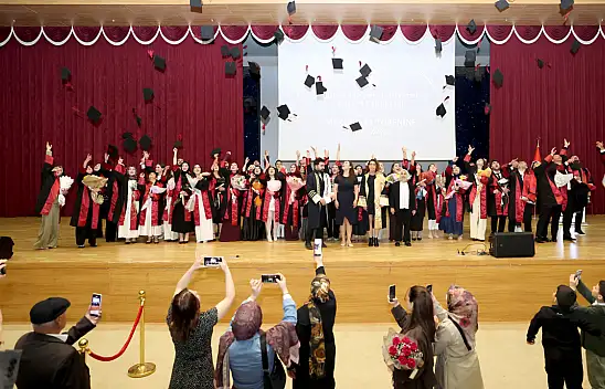 AİÇÜ'de Eğitim Fakültesi öğrencileri mezuniyet coşkusu yaşadı