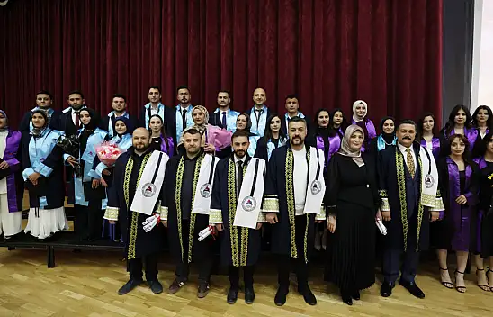AİÇÜ Fen Edebiyat Fakültesi'nde mezuniyet coşkusu yaşandı