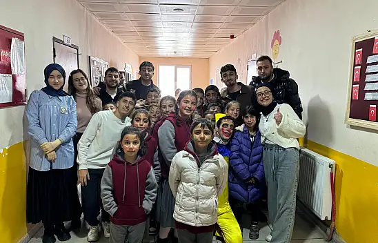 AİÇÜ Mem û Zîn'in Sahnesi Tiyatro Kulübü, miniklere tiyatro ile hijyenin önemini anlattı