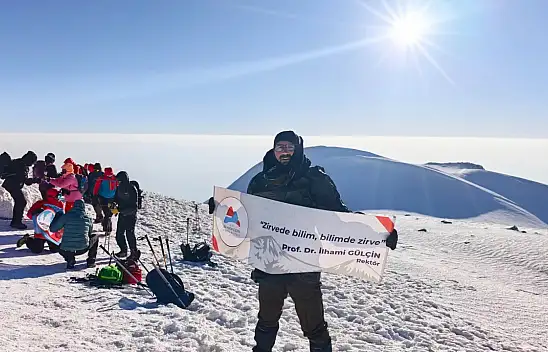 AİÇÜ yeni mottosunu Ağrı Dağı'nın zirvesinden duyurdu