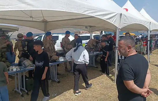 Balık Gölü Şenliklerinde jandarma standına yoğun ilgi