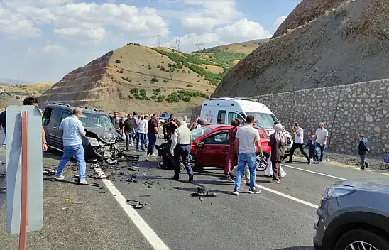 Bingöl'de iki araç çarpıştı: 5 kişi hastaneye kaldırıldı