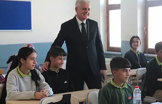 Bir sınıfta sınav heyecanı, diğerinde oyun! Mehmet Kartal öğrencilerle buluştu