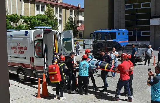 Bitlis Devlet Hastanesi'nde Yangın ve Tahliye Tatbikatı Başarıyla Gerçekleştirildi