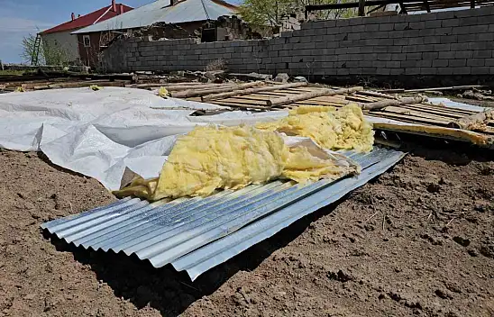 Bitlis'te Fırtına Evin Çatısını Uçurdu, Tavuklar Telef Oldu!