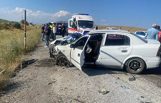 Bitlis'te iki otomobil kafa kafaya çarpıştı: 2'si ağır 6 yaralı