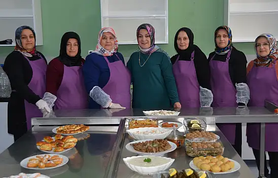 Bitlis'te kooperatif kuran kadınlar yöresel lezzetleri pazarlayarak ekonomiye katkı sağlıyor