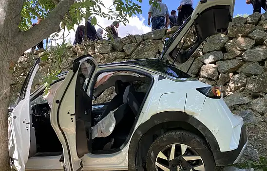 Bitlis'te otomobil istinat duvarını aşıp bahçeye devrildi: 8 kişi yaralandı