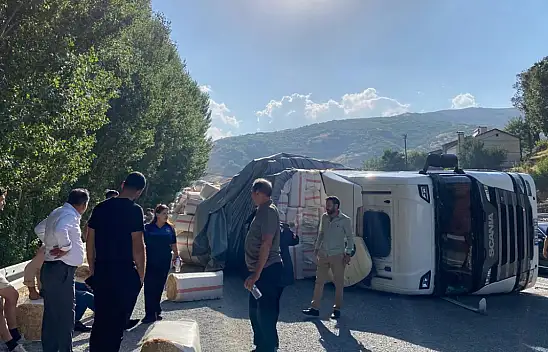 Bitlis'te saman yüklü tır devrildi
