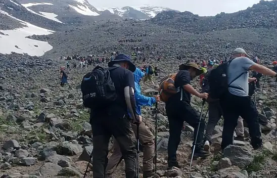 Çeçen dağcılar Ağrı Dağı zirvesinde şükür secdesi yaptı