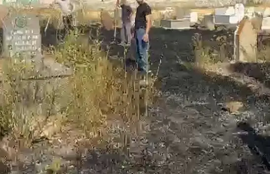 Dambat Köyü mezarlığında çıkan yangın korkuttu