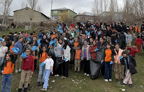 Dedeli'de öğrenciler ve kurumlar el ele vererek beldeyi temizledi