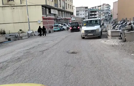 Diyadin'de bozuk yollar sürücüleri çileden çıkardı