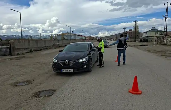 Diyadin'de seyir halindeki sürücülere trafik eğitimi verildi