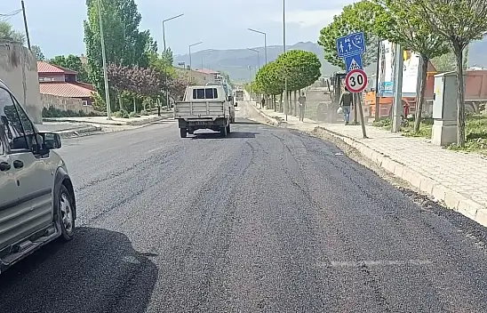 Diyadin'de yol bakım ve onarım çalışmaları sürüyor