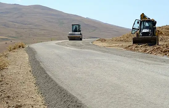 Diyadin'de yol çalışmaları hızlandı: Batıbeyli Köyü asfalta hazırlandı