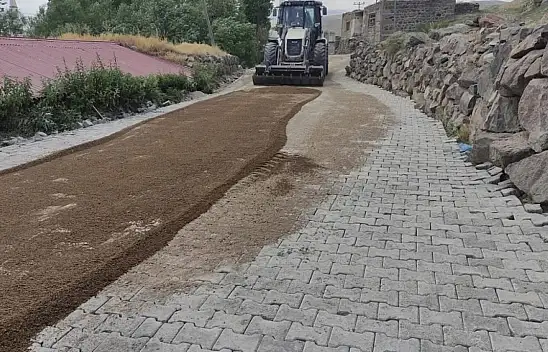 Diyadin'e bağlı Ulukent Köyü'nde parke taşı çalışmaları tamamlandı