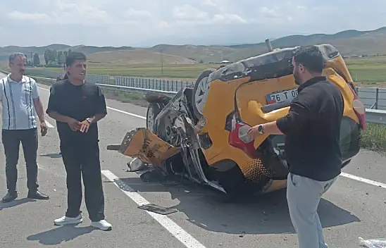 Doğubayazıt-Diyadin yolunda taksi takla attı: 4 yaralı