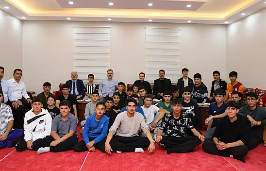Doğubayazıt Kaymakamı Ayvat, öğrencilerle aynı sofraya oturdu