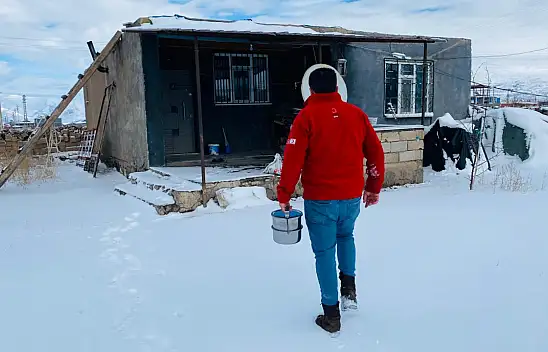 Doğubayazıt Kızılay Aşevi yaşlılara sıcak yemek ulaştırıyor