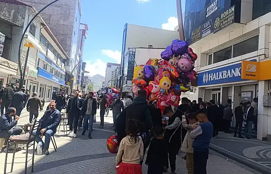 Doğubayazıt'ta bayram hareketliliği cadde ve sokaklara taştı