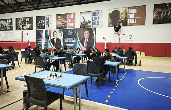 Doğubayazıt'ta Cumhuriyet Bayramı satranç turnuvasında öğrenciler yarıştı