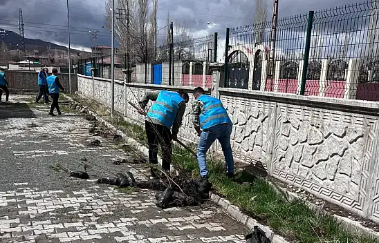 Doğubayazıt'ta 'Geleceğe Nefes' etkinliğinde okul bahçelerine 100 fidan dikildi