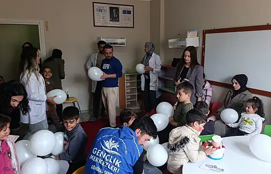 Doğubayazıt'ta Gençlik Merkezi gönüllüleri özel öğrencileri ziyaret etti