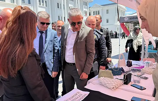 Doğubayazıt'ta görücüye çıkan el emeği eserler yoğun ilgi gördü