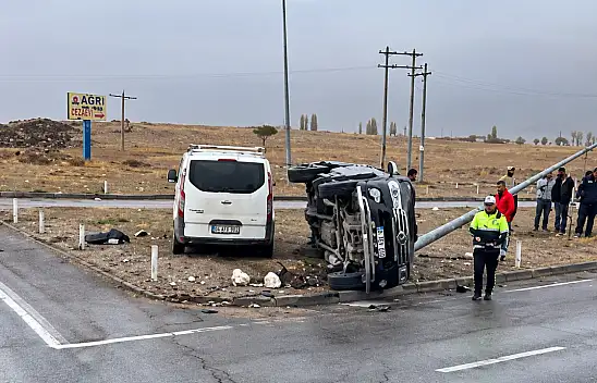 Doğubayazıt'ta iki araç kavşakta çarpıştı! 4 kişi yaralandı