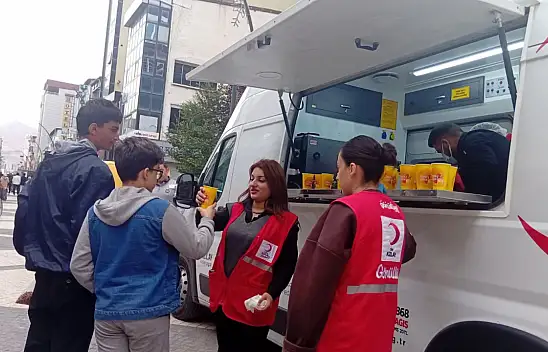 Doğubayazıt'ta Kızılay'dan vatandaşlara sürpriz ikram